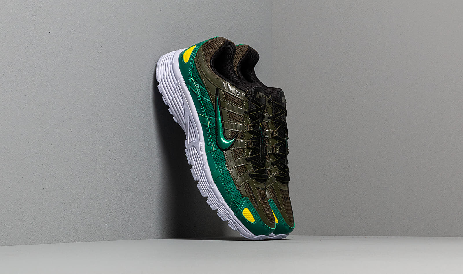 Nike W P-6000 Cargo Khaki/ Mystic Green-Black