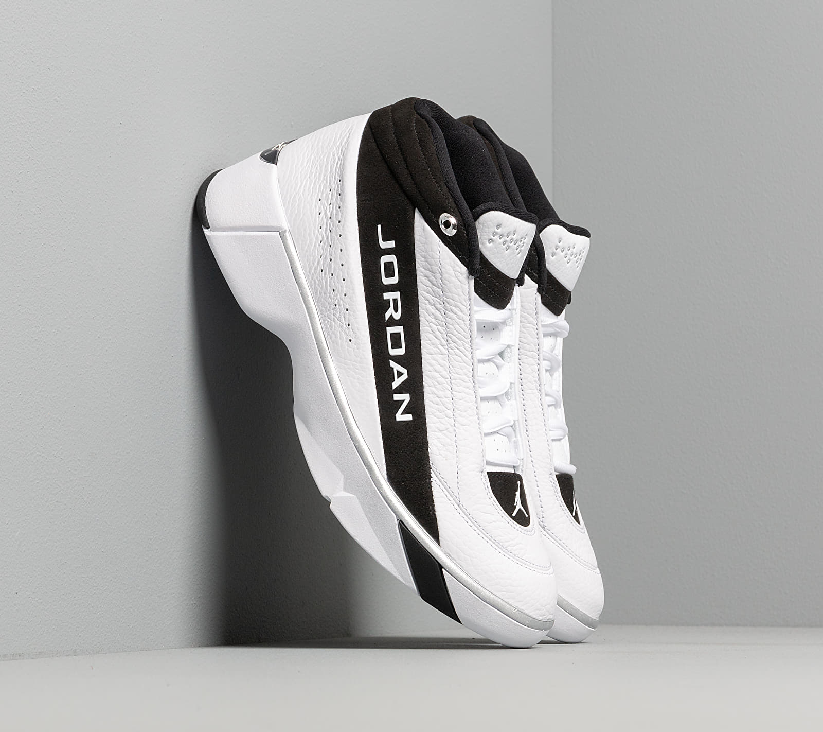 Jordan Team Showcase White/ White-Black-Metallic Silver