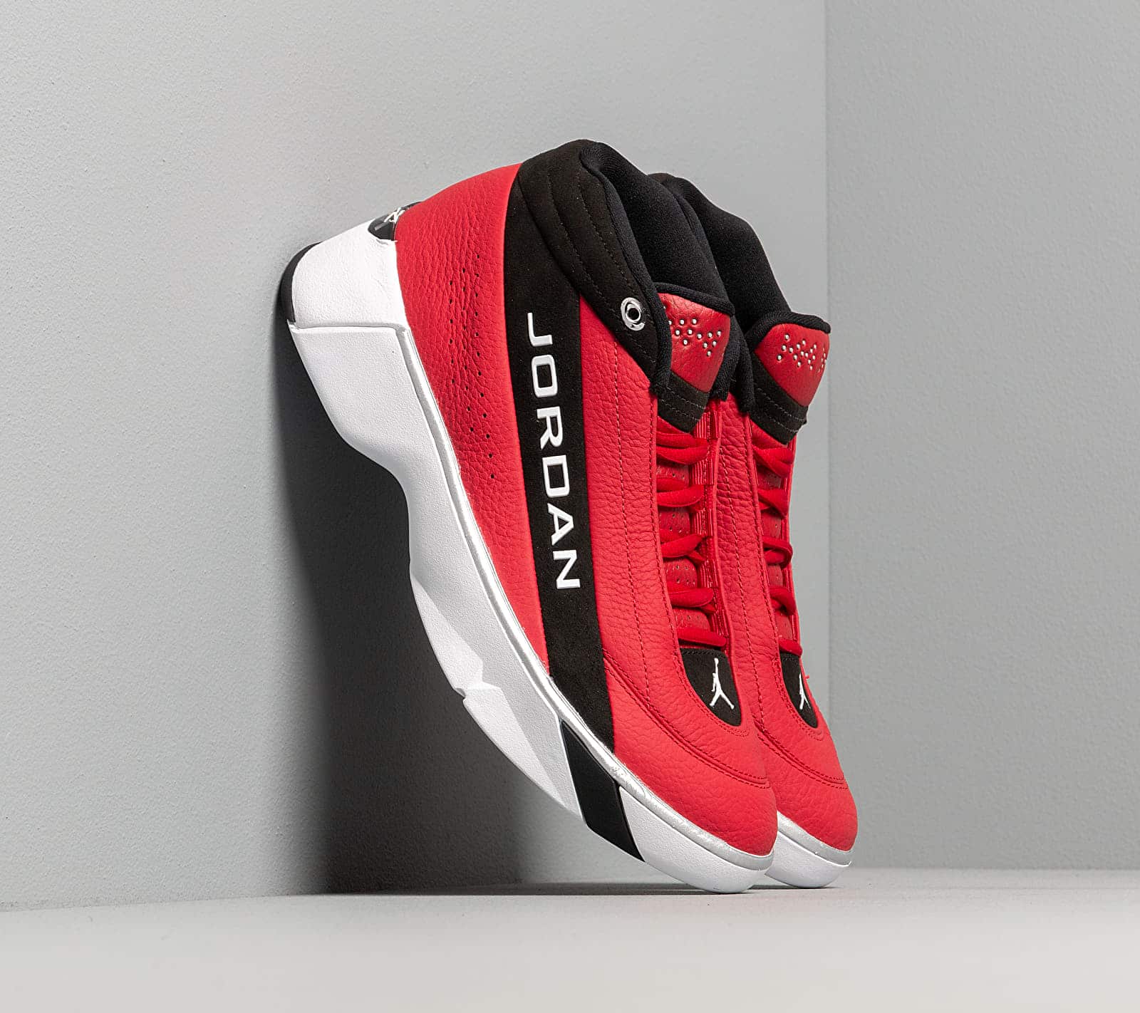 Jordan Team Showcase Gym Red/ White-Black-Metallic Silver