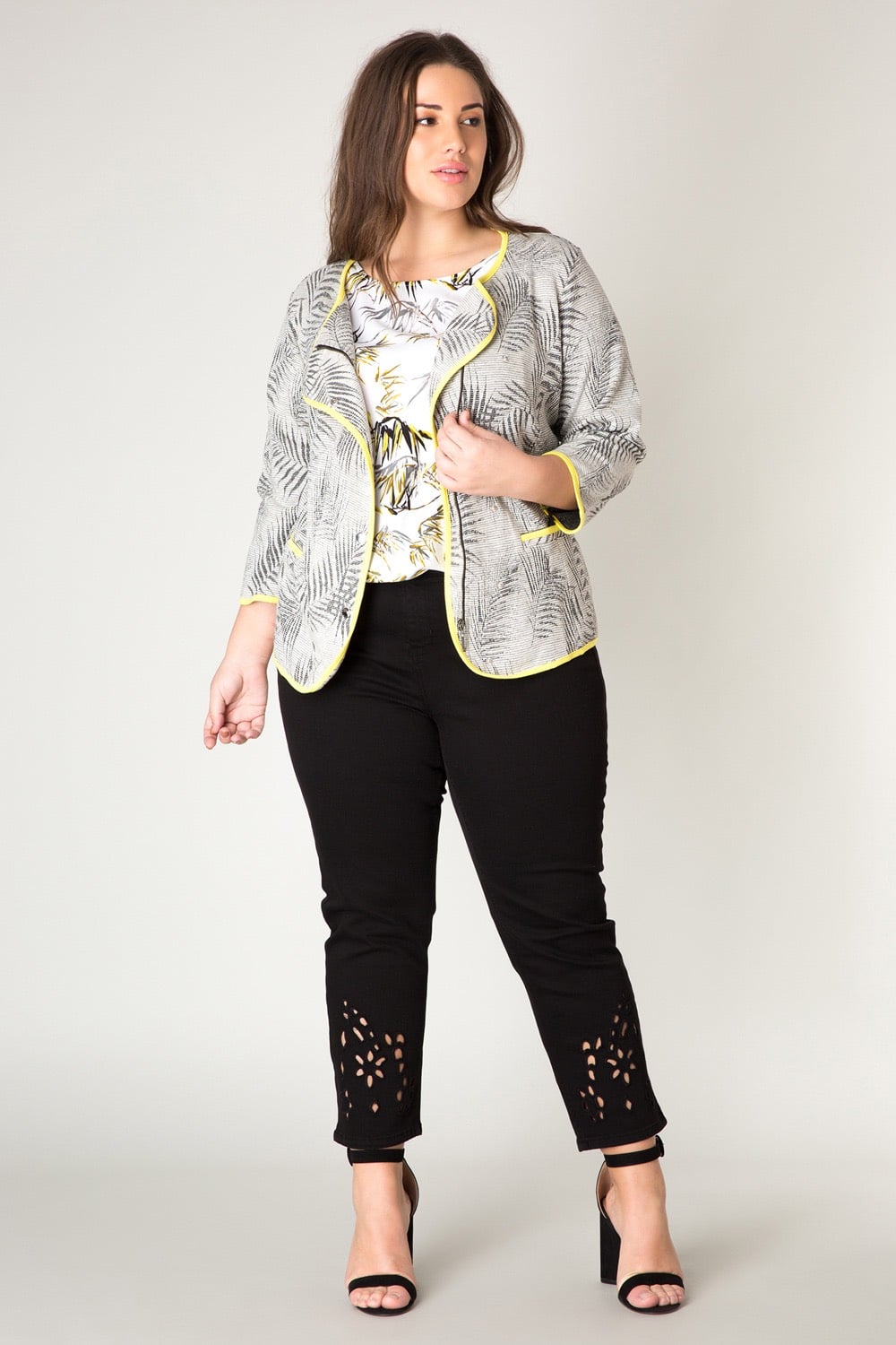 Yesta šedé dámské sako Jadia s tropickými motívy