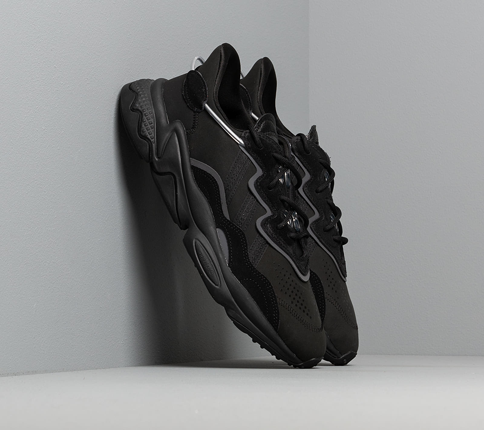 adidas Ozweego Core Black/ Core Black/ Night Metalic EG8735