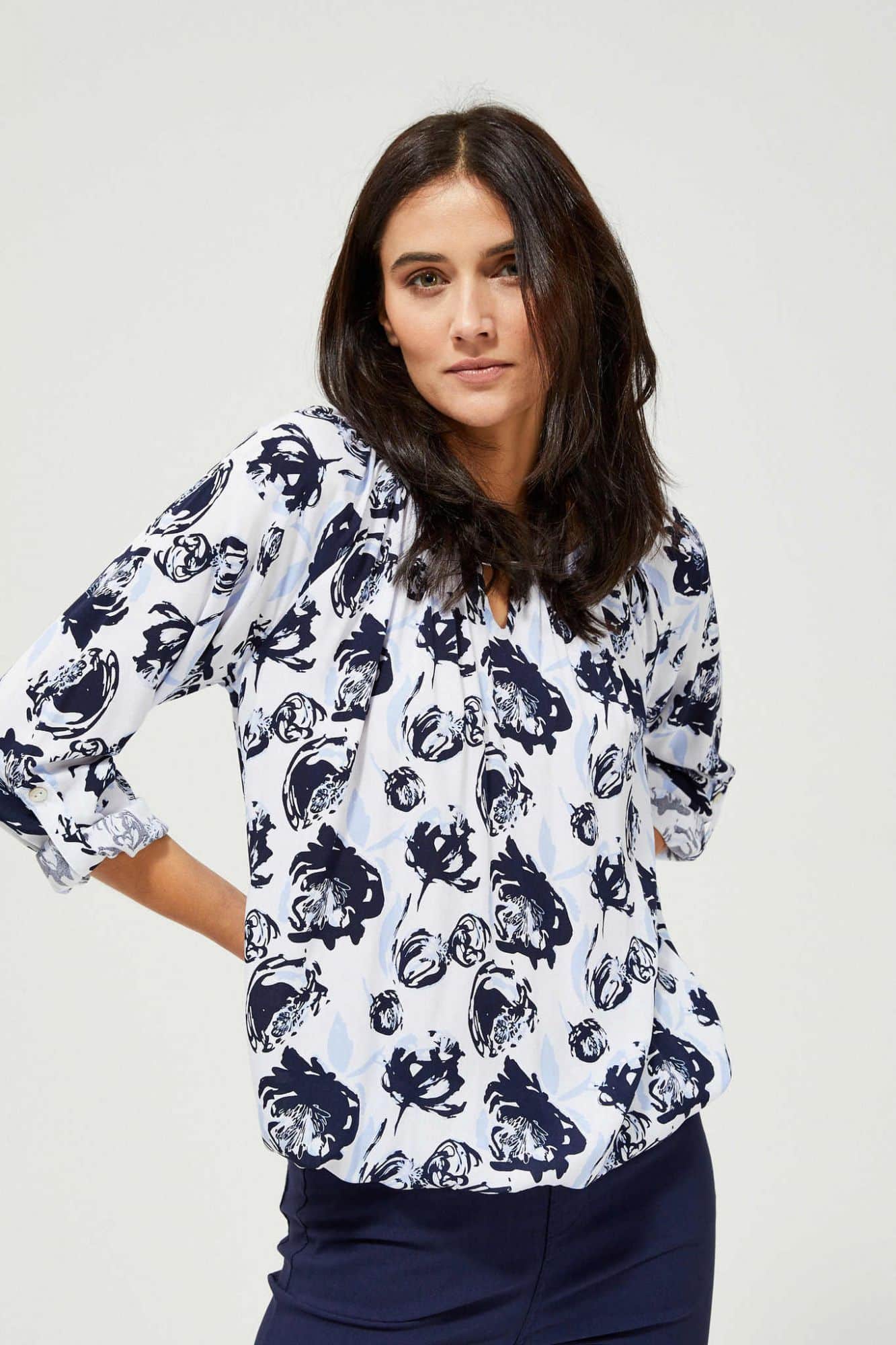 Moodo modro-bílá halenka s květinovým motivem