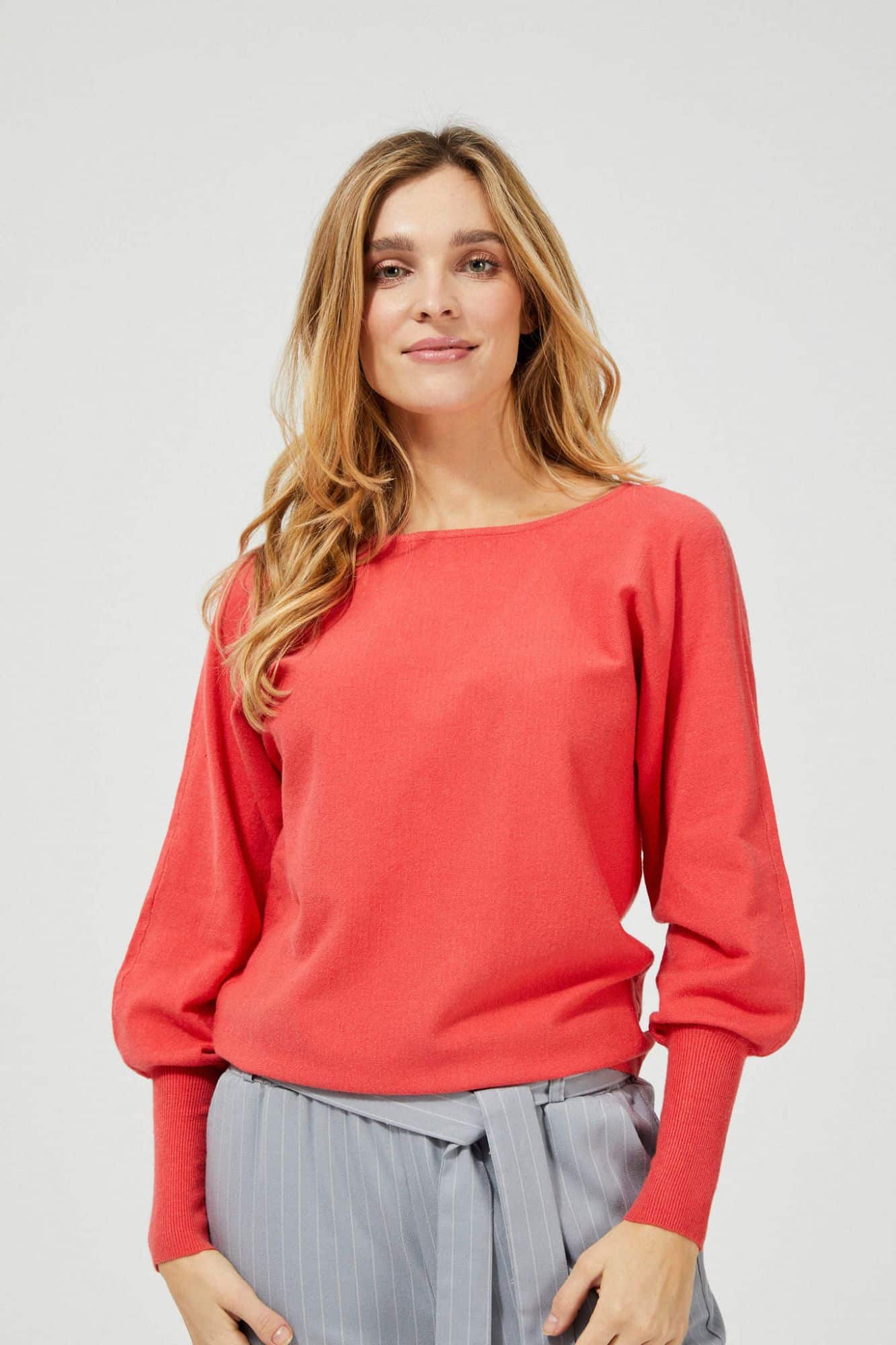 Moodo korálový svetr s výstřihem na zádech