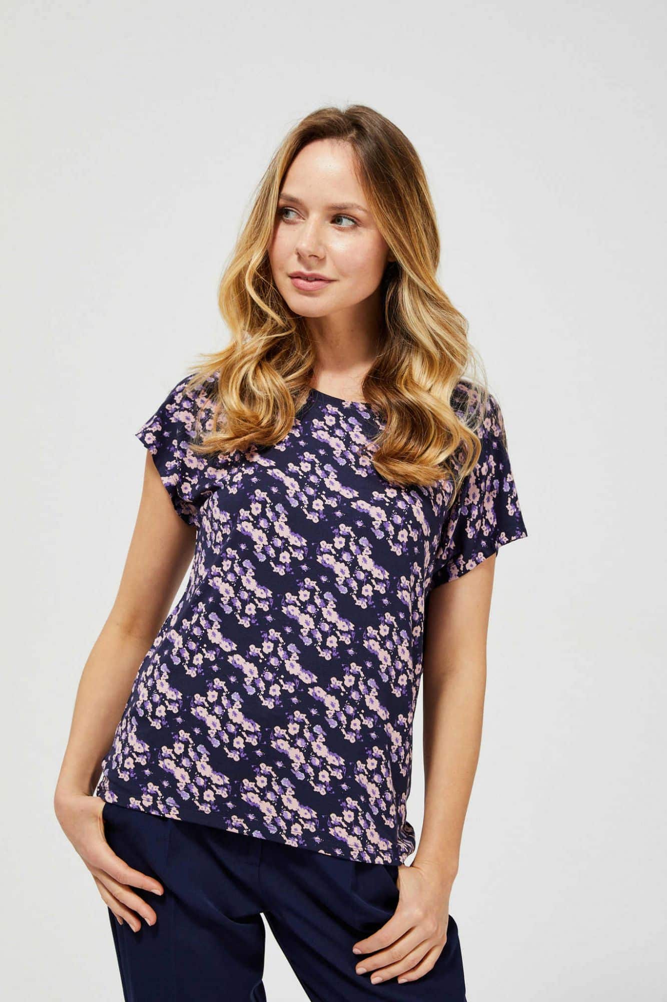 Moodo modré tričko s květinovým motivem