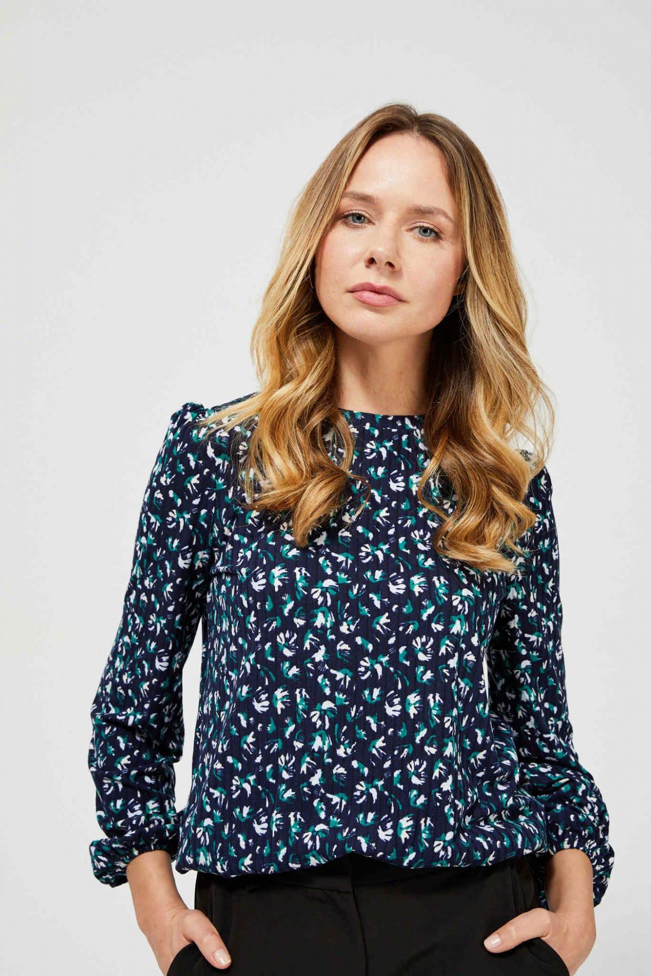 Moodo modré tričko se vzorem