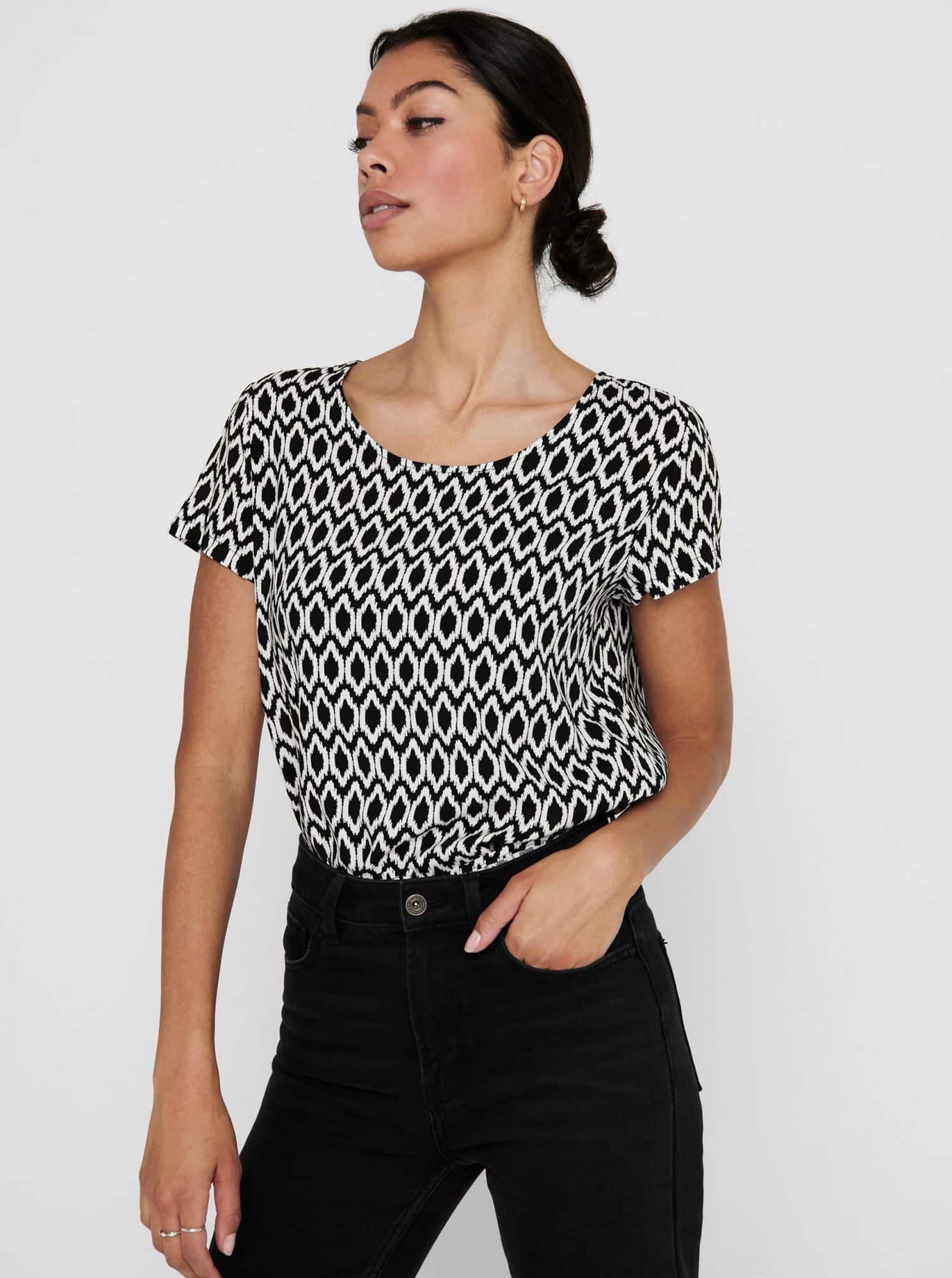 Only bílo-černá dámská halenka se vzorem