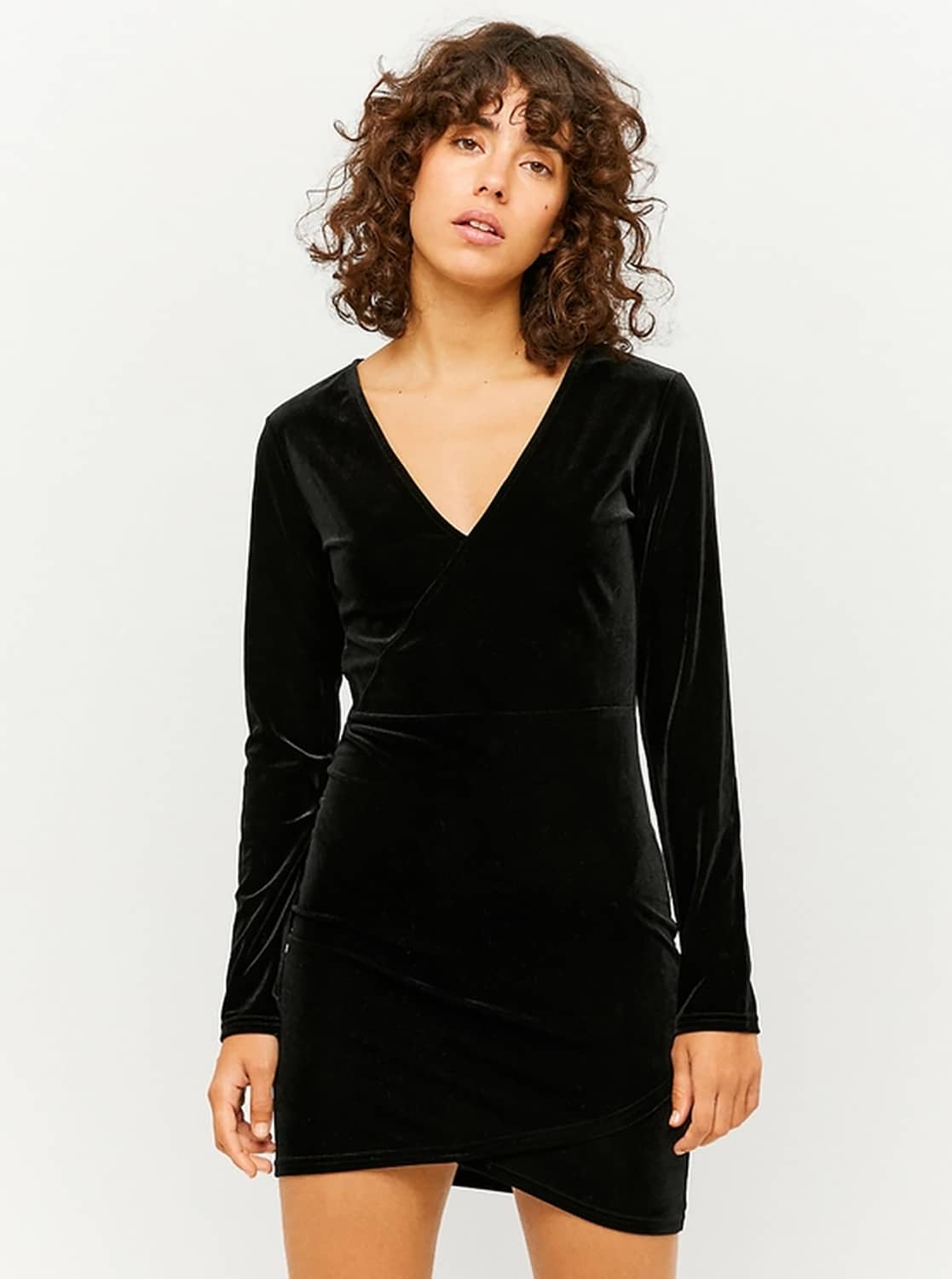 Černé sametové pouzdrové šaty TALLY WEiJL