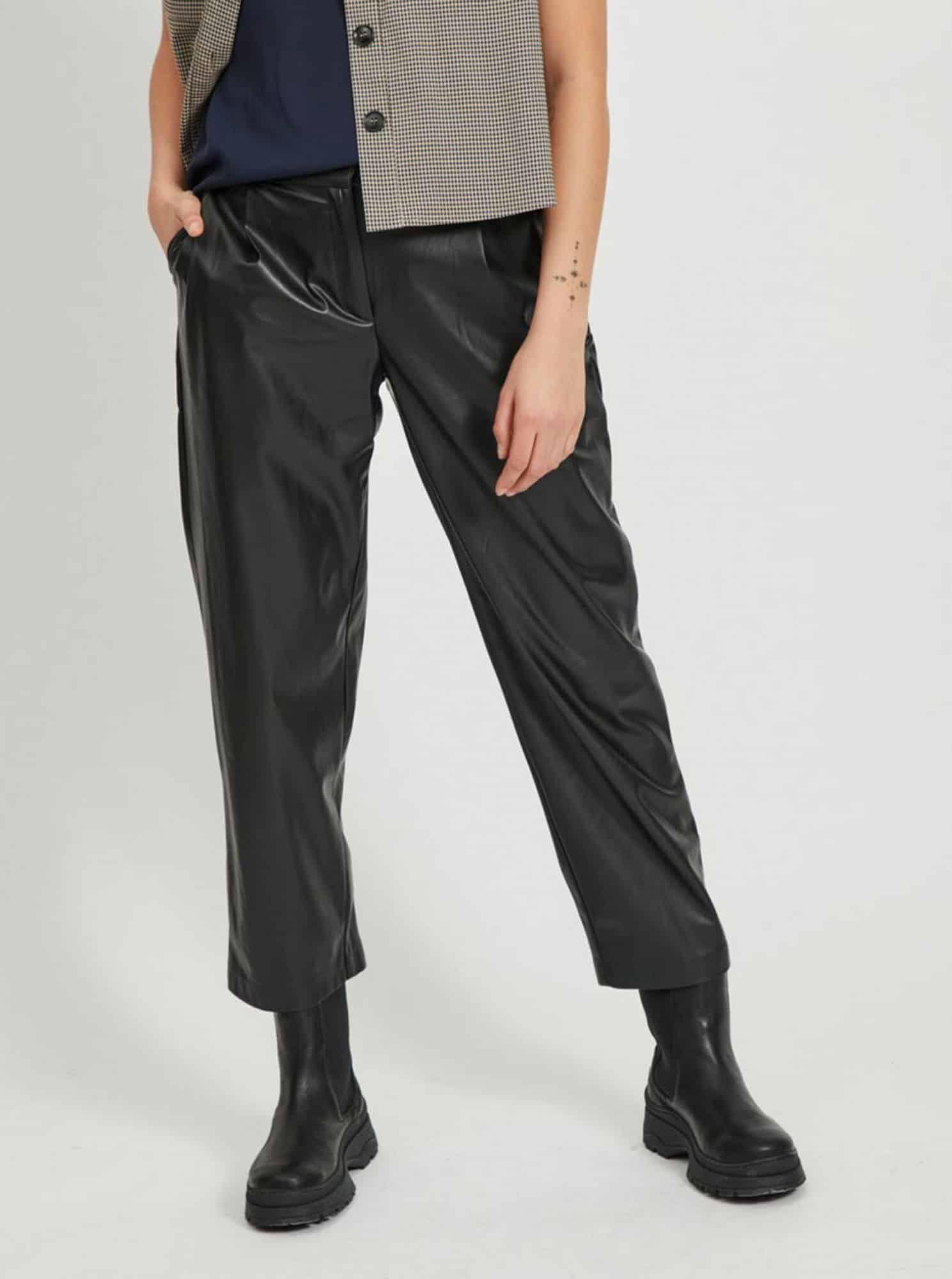 Černé zkrácené koženkové kalhoty VILA