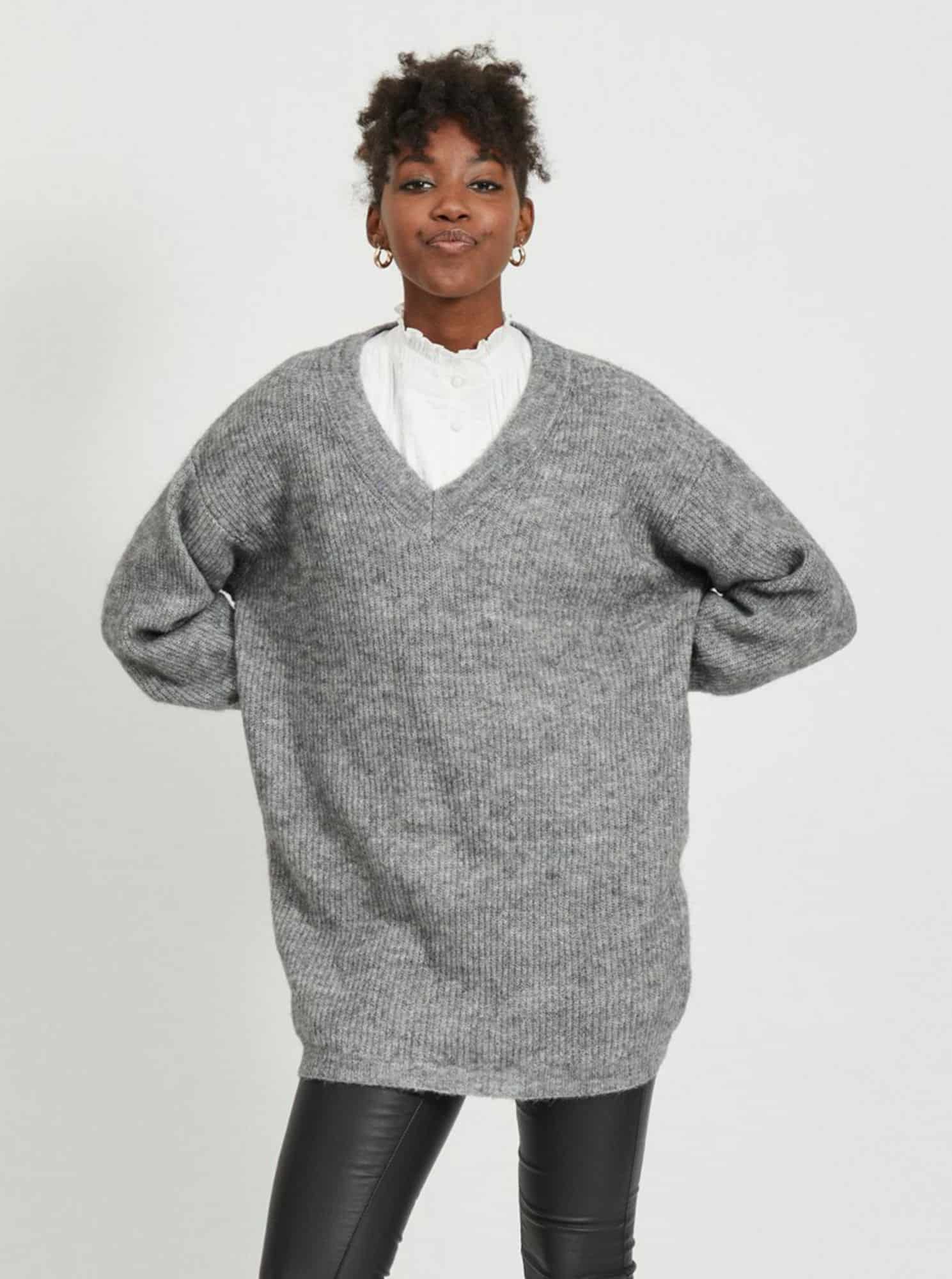 Šedý volný svetr s příměsí vlny z alpaky .OBJECT