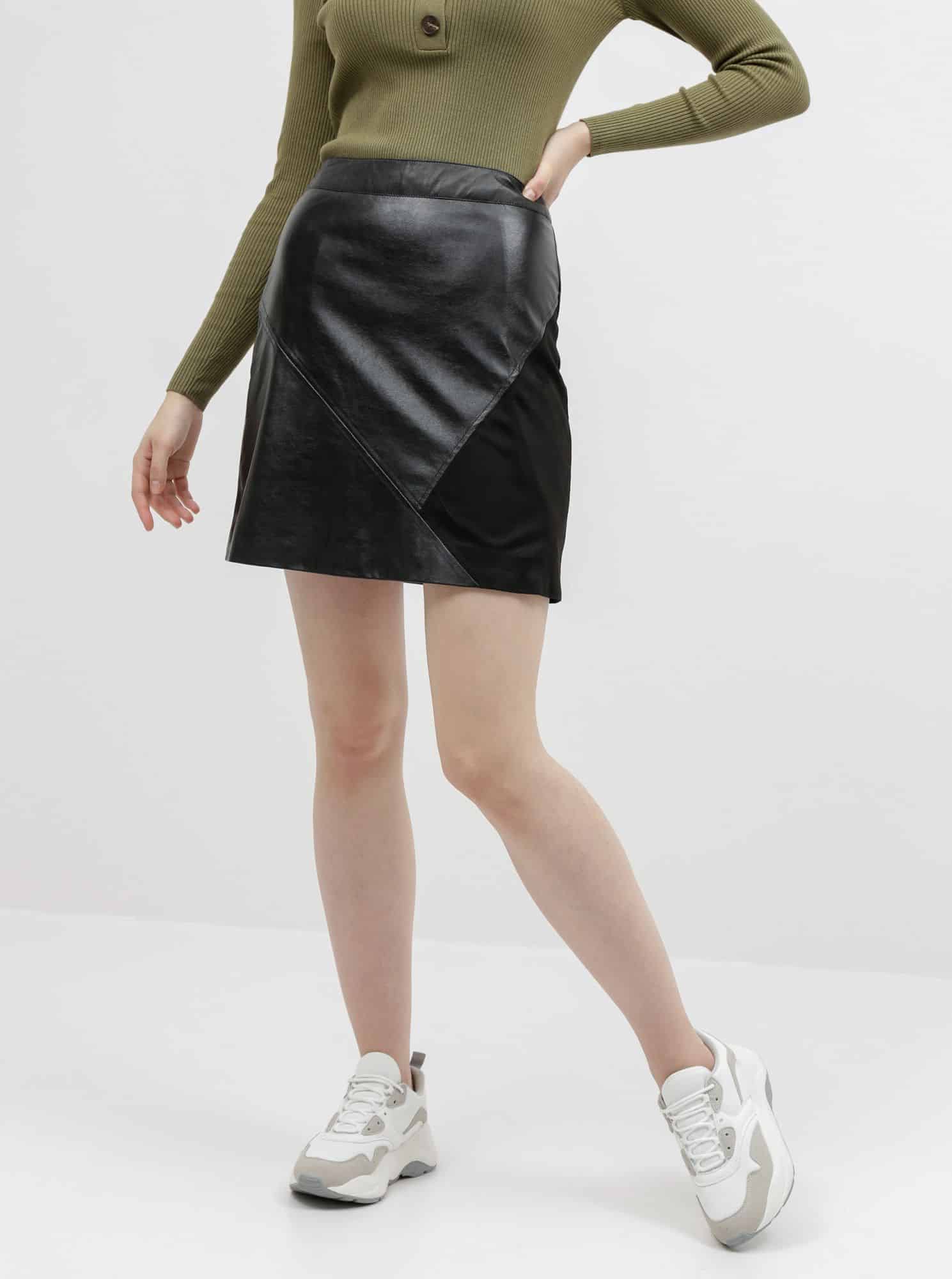 Černá koženková sukně s detailem v semišové úpravě VILA Hallo