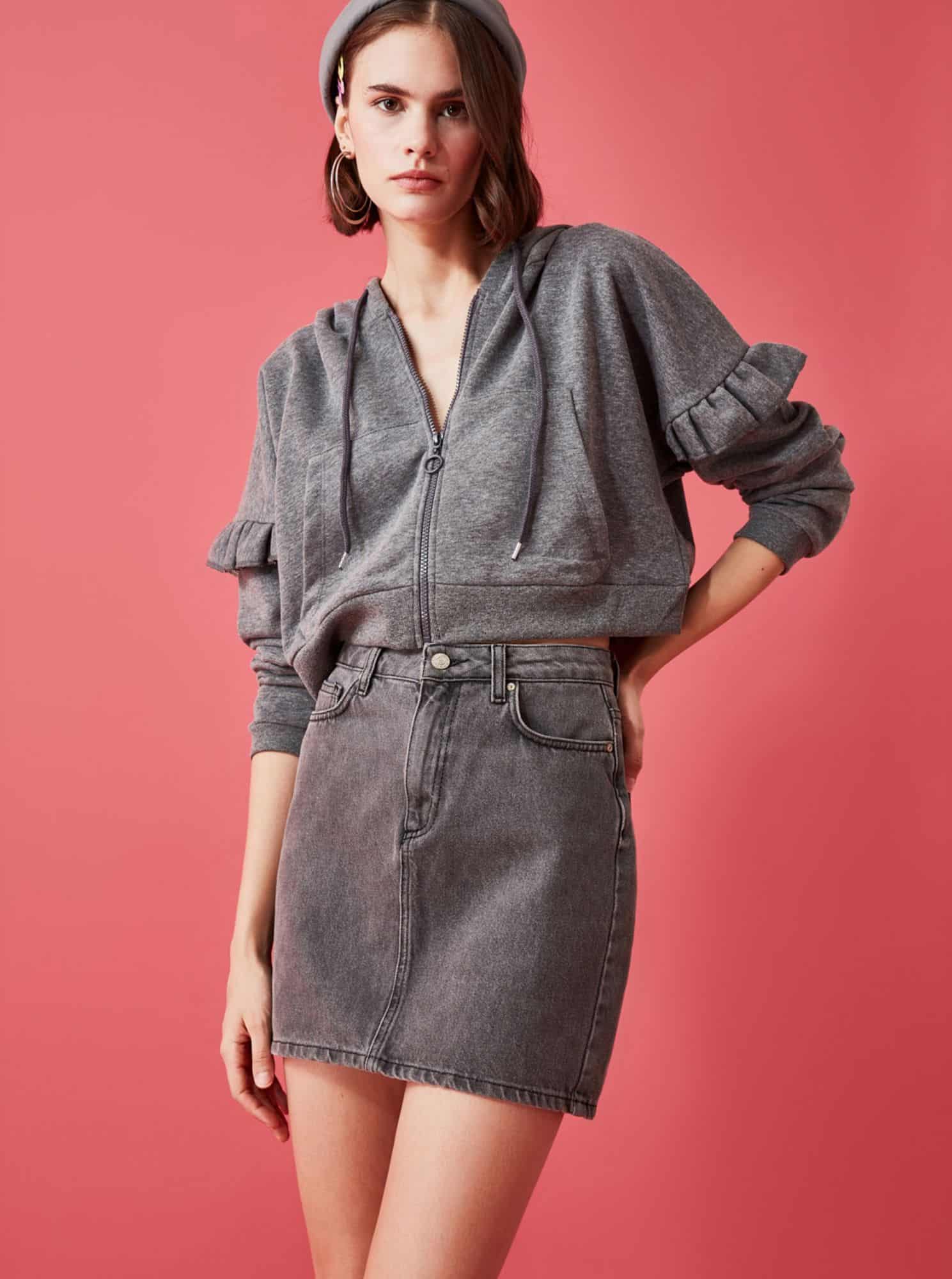 Šedá dámská krátká mikina s kapucí Trendyol