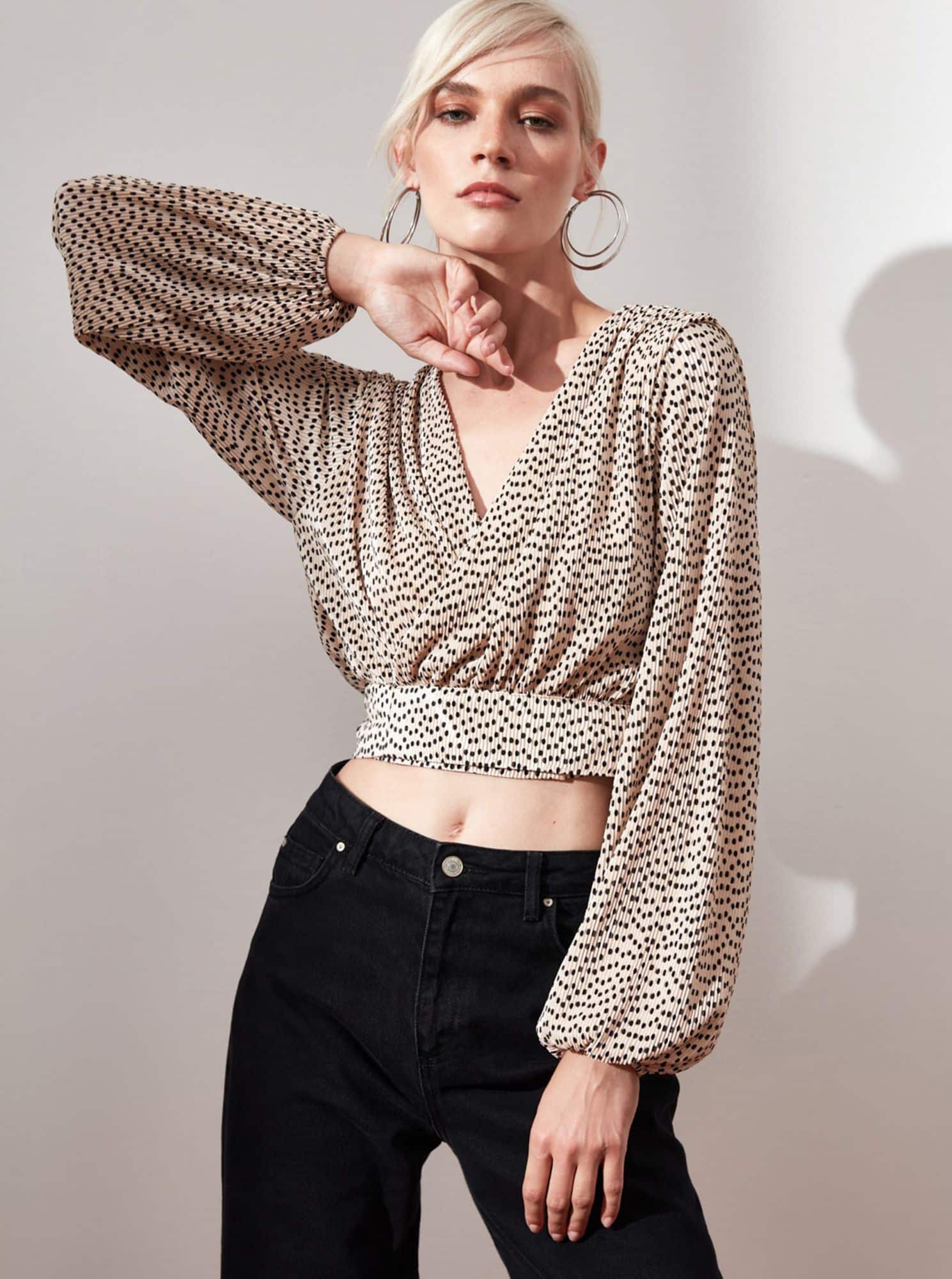 Béžová puntíkovaná krátká halenka Trendyol