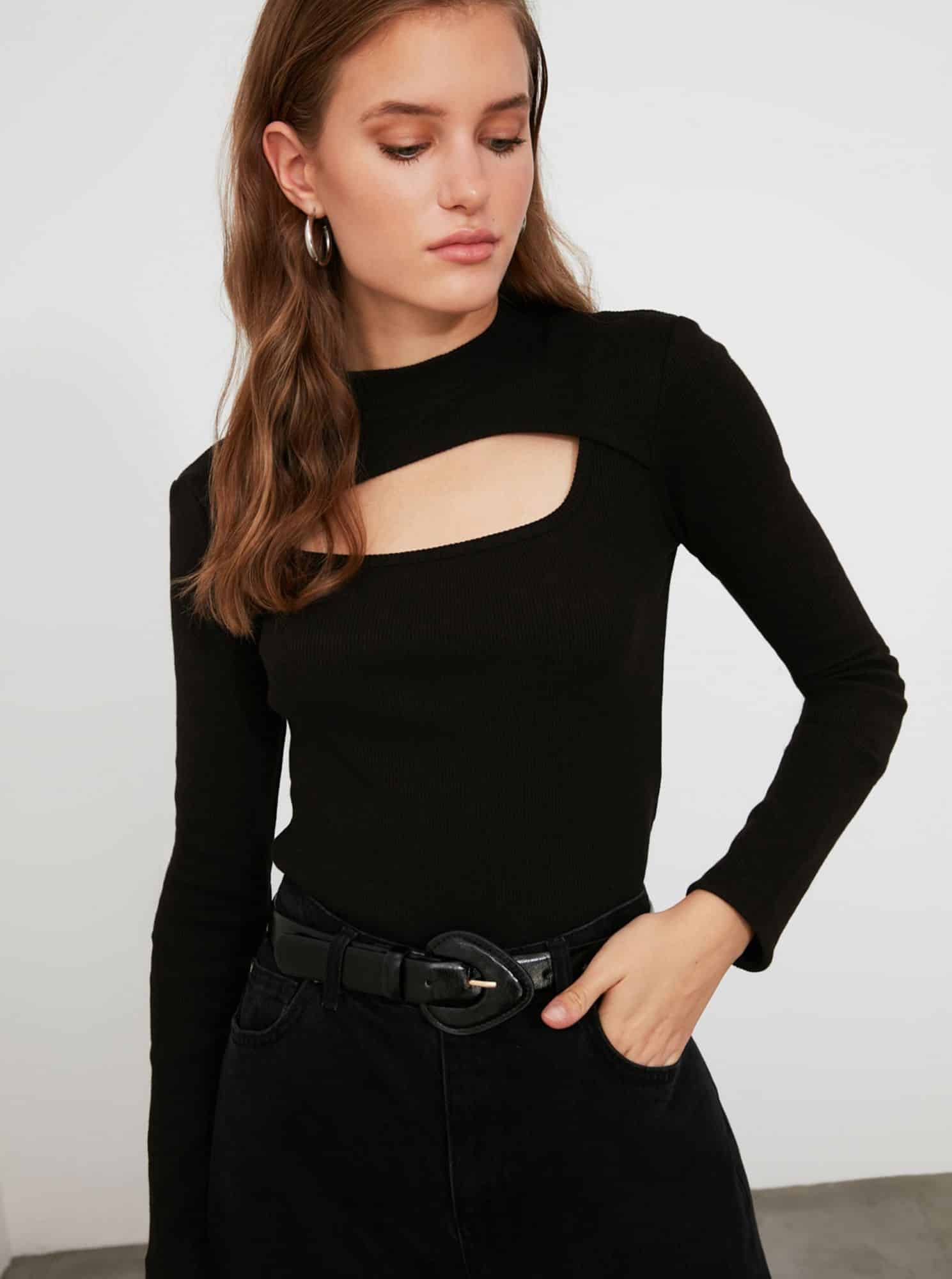 Černá halenka s průstřihem Trendyol