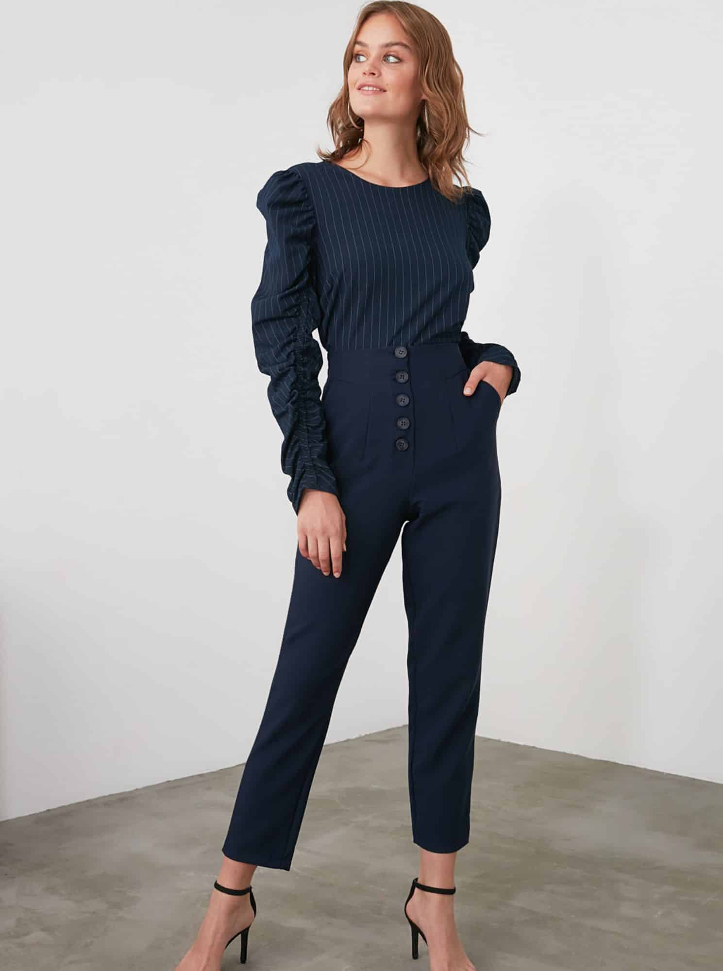 Tmavě modré dámské zkrácené kalhoty Trendyol