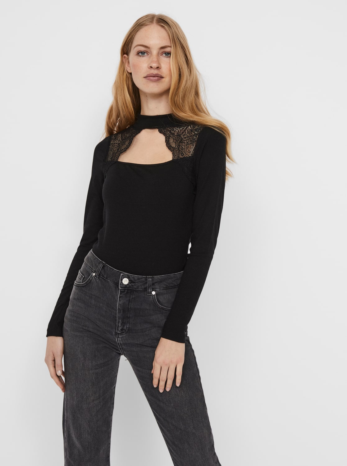 Černá halenka s krajkou VERO MODA