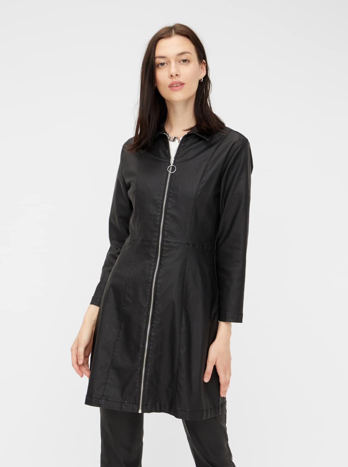 Černé koženkové šaty Pieces