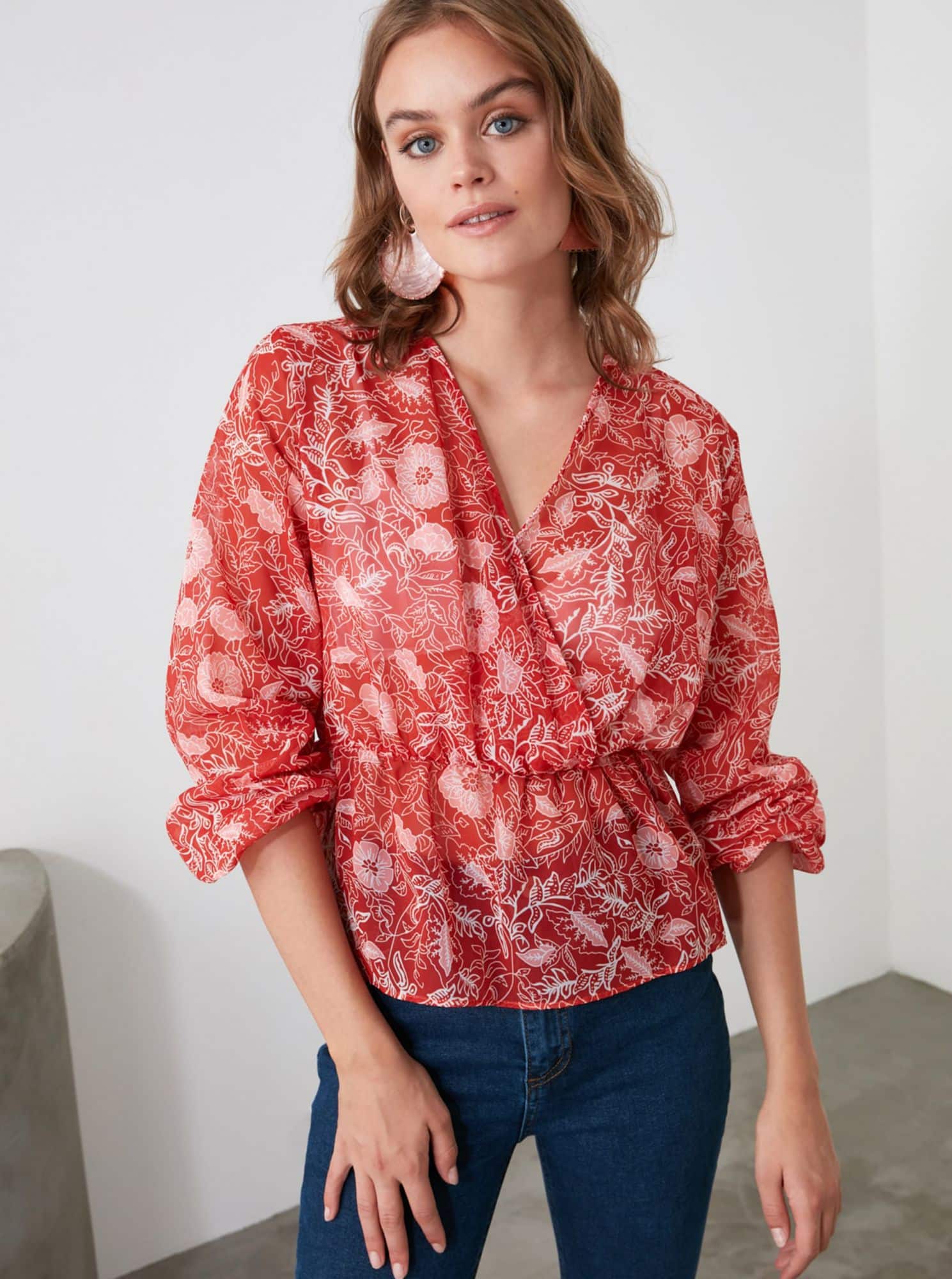 Červená květovaná halenka Trendyol