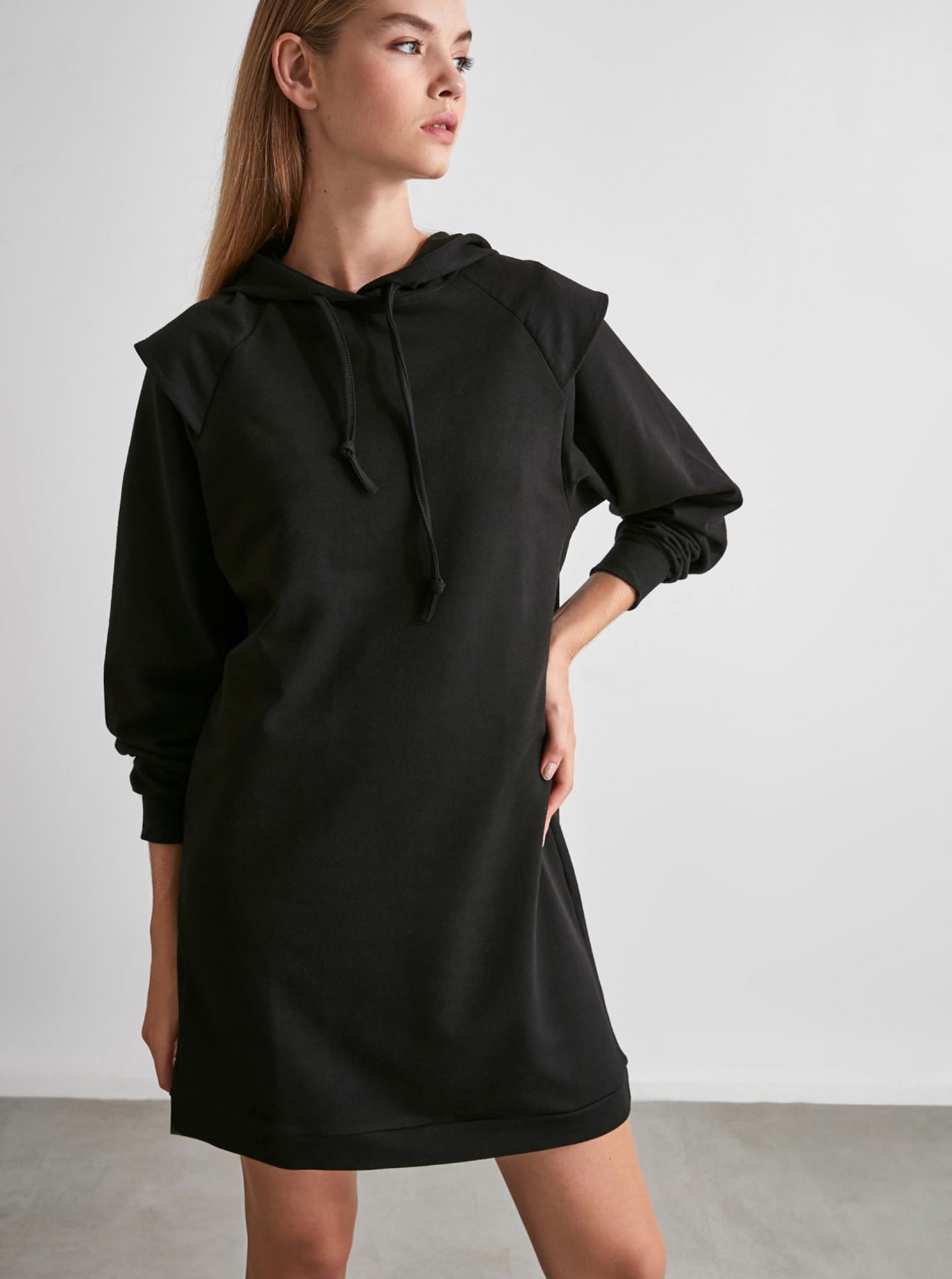 Černé mikinové šaty s kapucí Trendyol