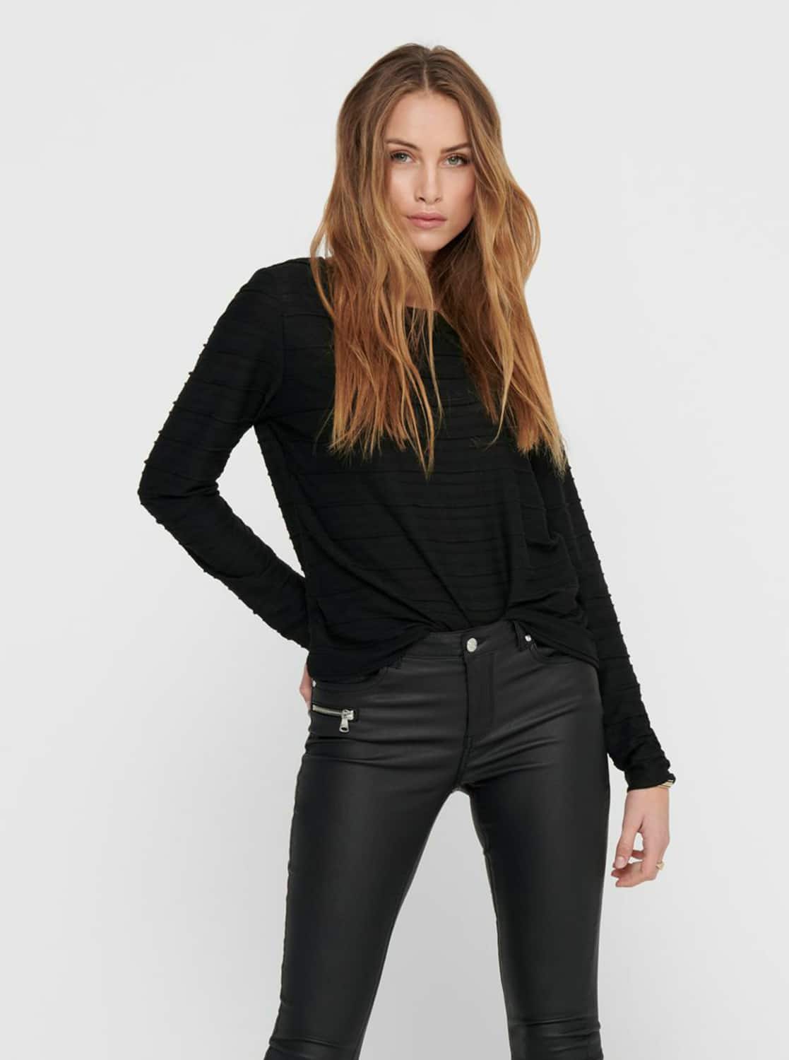 Černé tričko s průstřihem na zádech ONLY