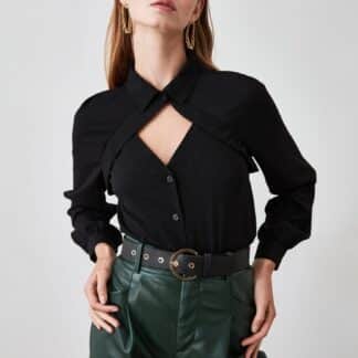 Černá halenka s průstřihem Trendyol