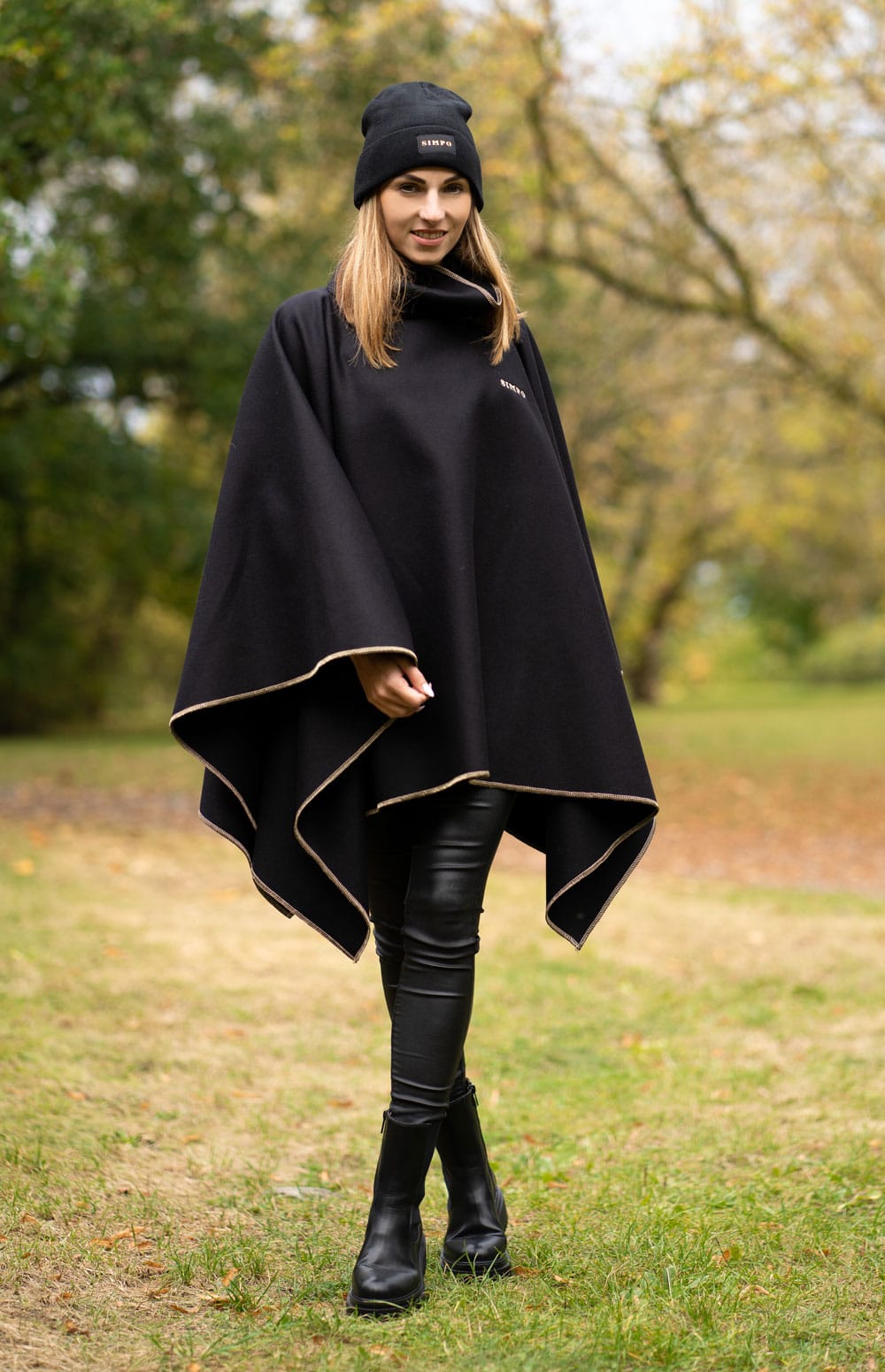 Simpo vlněné černé pončo se zlatým logem