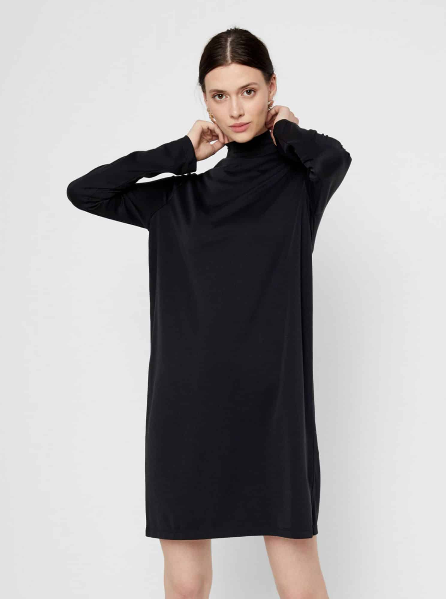 Černé šaty se stojáčkem Pieces