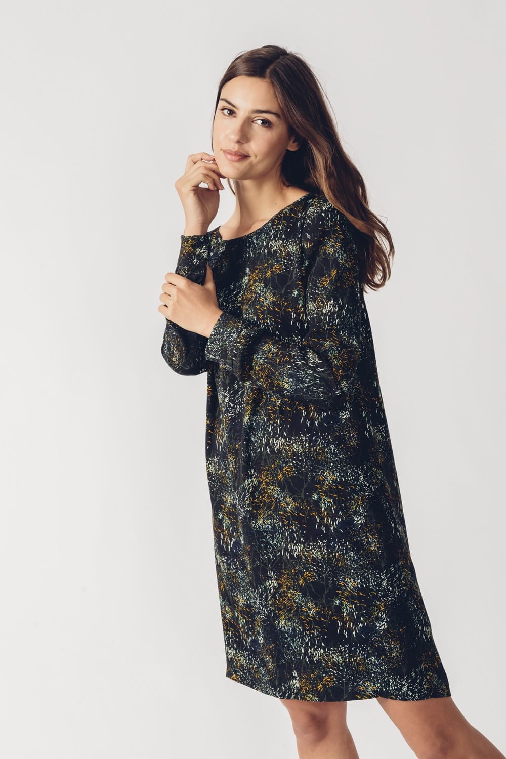 SKFK volné vzorované šaty Aura