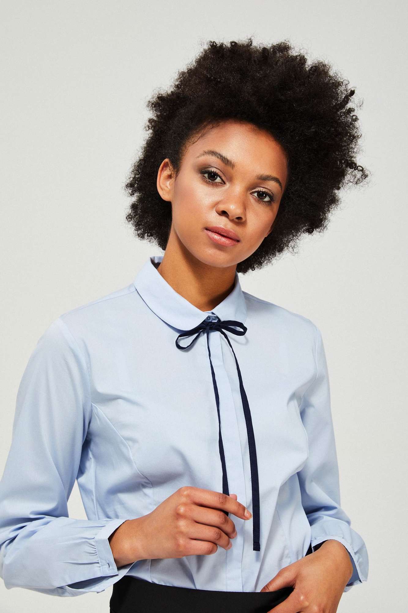 Moodo světle modrá propínací košile s vázankou