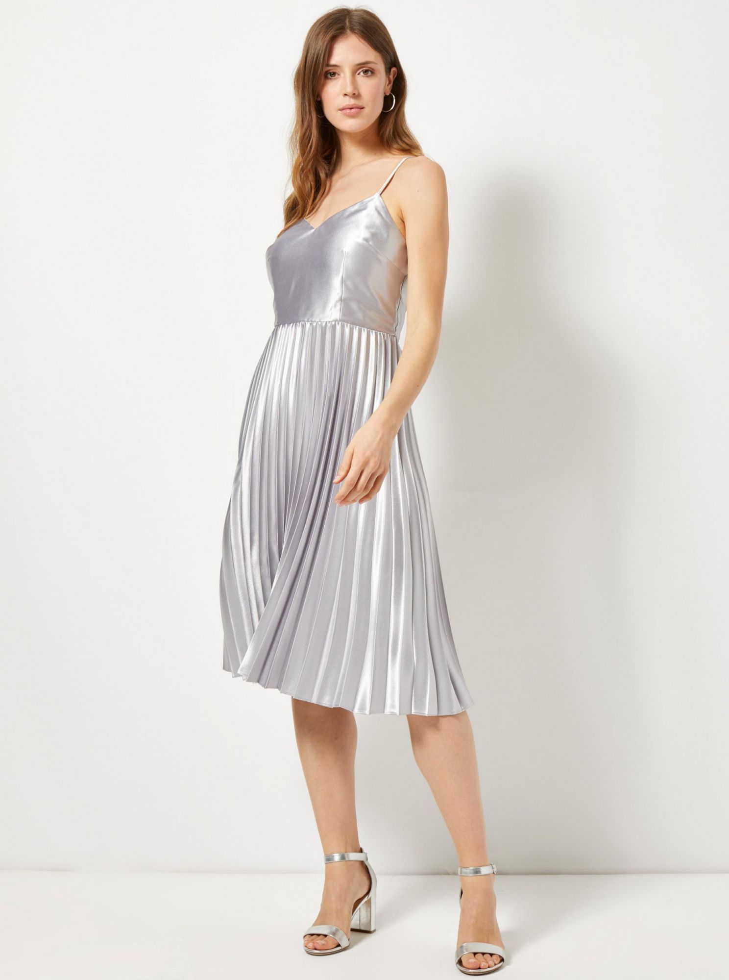 Plisované šaty ve stříbrné barvě Dorothy Perkins