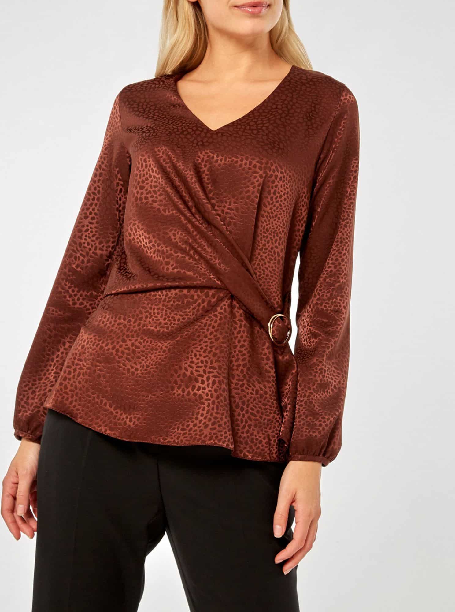 Hnědá vzorovaná halenka s ozdobnou sponou Dorothy Perkins