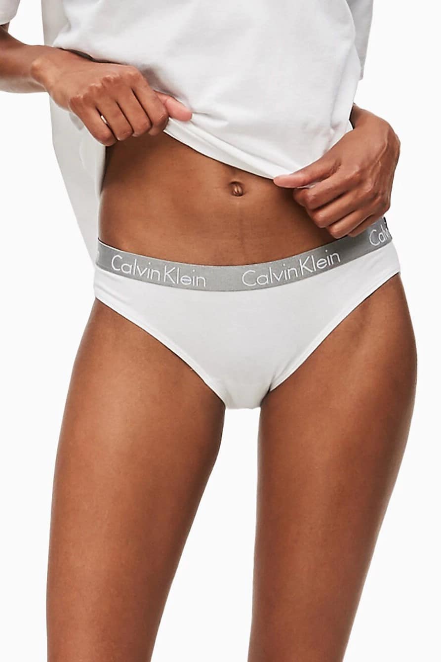Calvin Klein bílé kalhotky se stříbrnou gumou Bikini Slip Basic