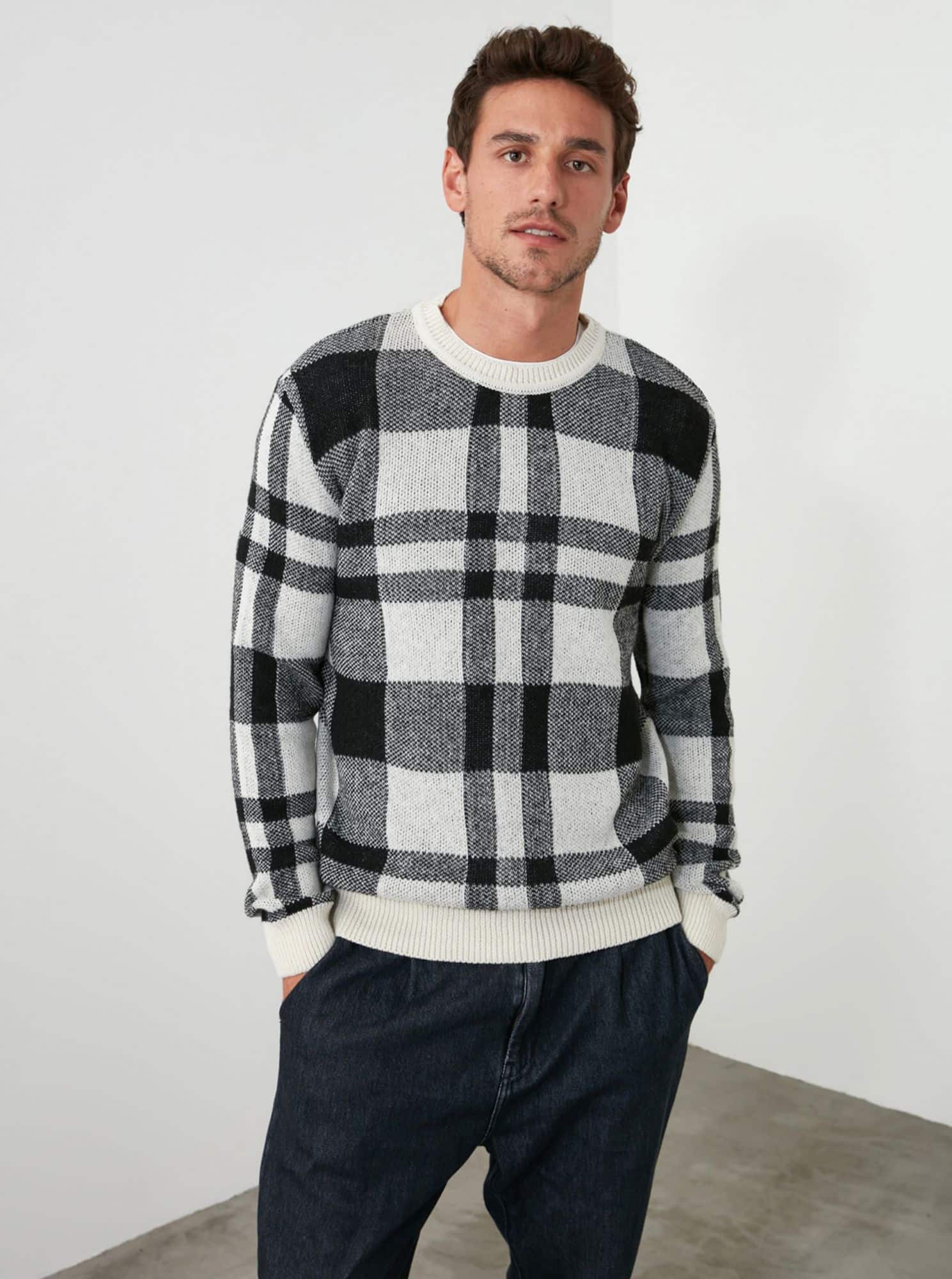 Černo-bílý pánský vlněný kostkovaný svetr Trendyol